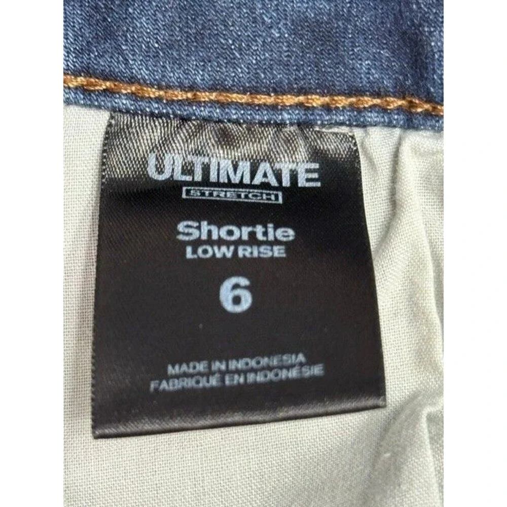 Express Ultimate Stretch Performance Shortie Relaxed Low Rise Denim Shorts SZ 6